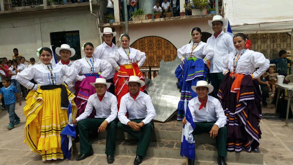 Bailarines en el vestuario de Camasca