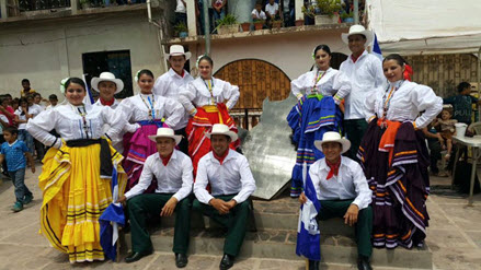 Bailerines de Oro Lenca vestidos en el traje de Camasca