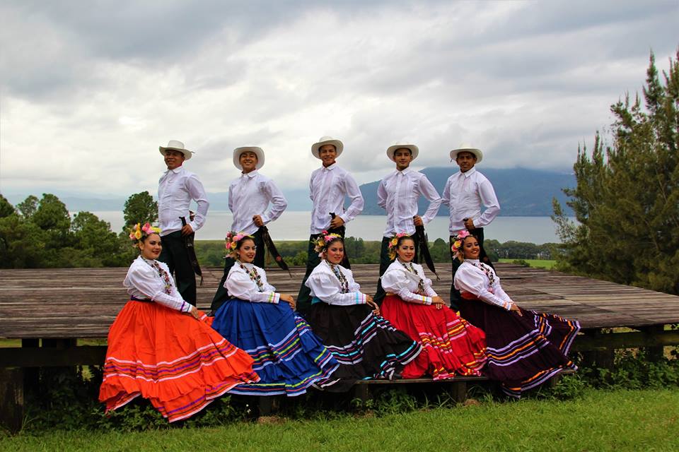 Bailarines en el Lagode Yajoa, Santa Barbara.